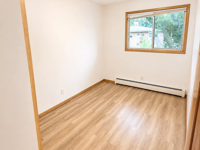2105 Lake Point Dr — Photo 8