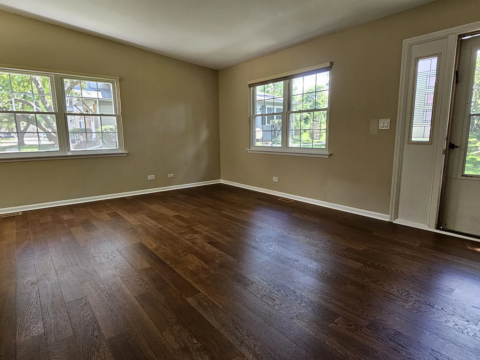 3 bed, 1.5 bath, 1290 sqft, $2,250 — Photo 2