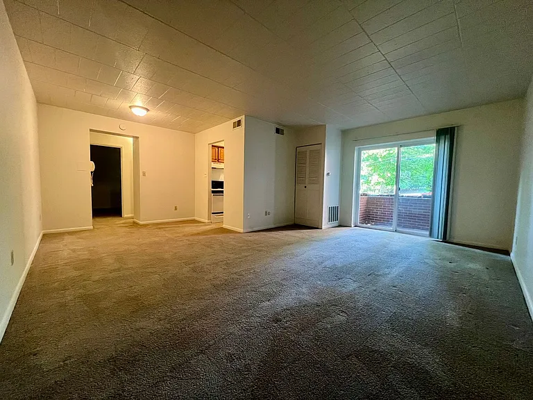 360 Maryland Ave — Photo 2