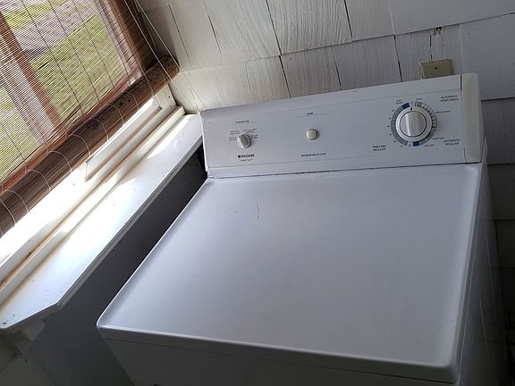 3rd image of 104 E Walton Ave
