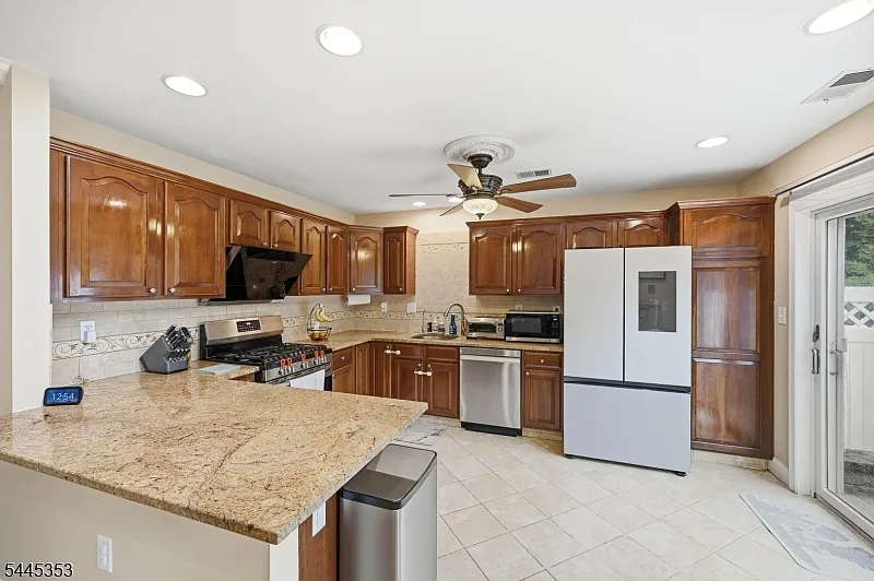 3 bed, 2.5 bath, 1928 sqft, $4,150 — Photo 4