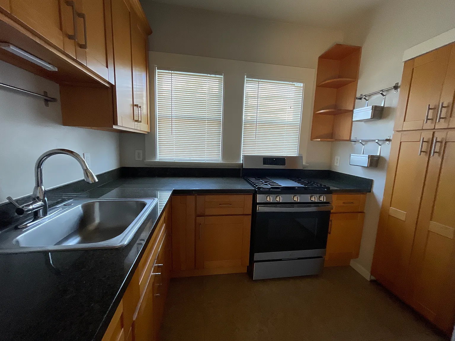 2325 McKinley Ave — Photo 2