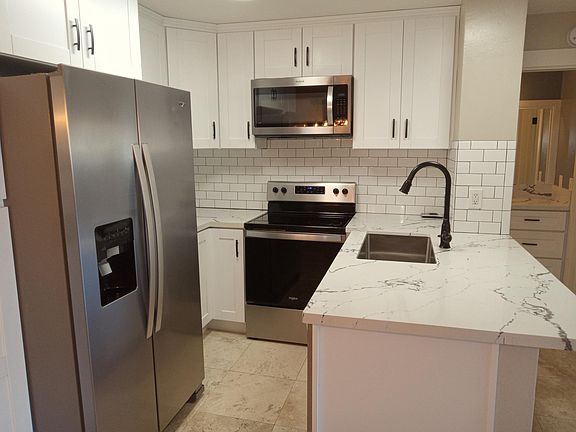 5th image of 1885 Diamond St #121