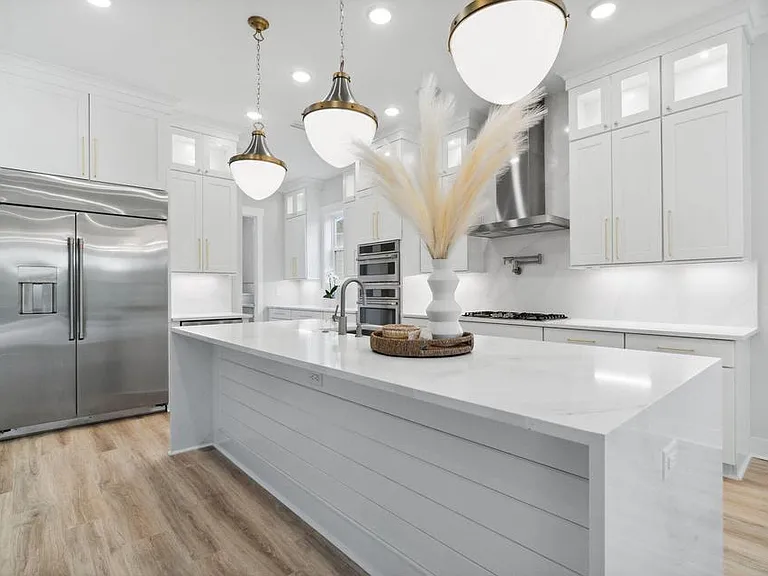 Top end appliances, Full Bar, and small cube icemaker. Must see
