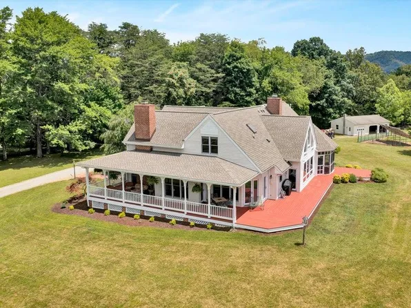 8451 Holly Tree Dr, Boones Mill, VA 24065