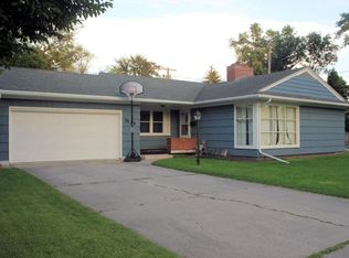 1529 Robertson Ct, Grand Forks, ND 58201