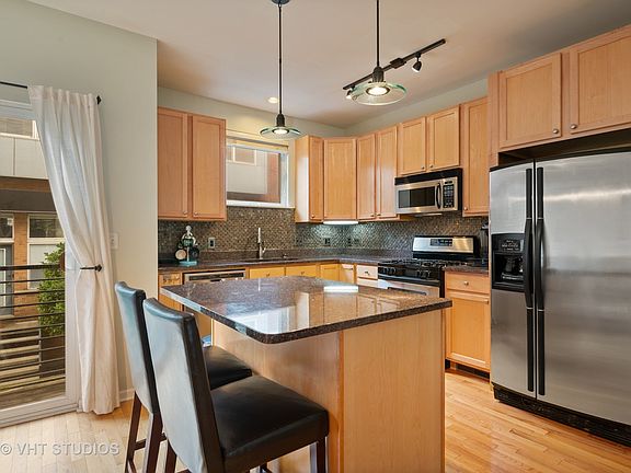 4th image of 2540 W Bloomingdale Ave