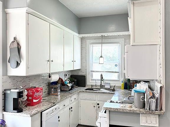 4th image of 1047-1049 Eddy St