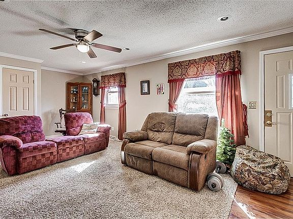 4th image of 626 W Main St
