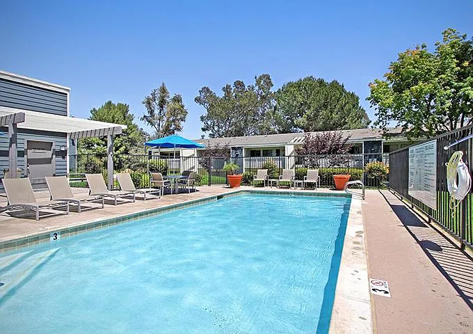 2 bed, 923 sqft, $2,695 — Photo 3