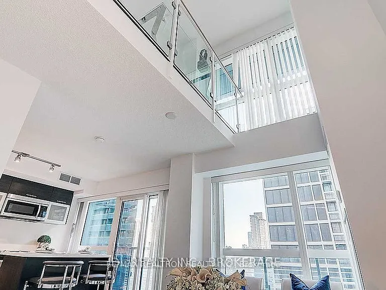 386 Yonge St #1112 — Photo 13