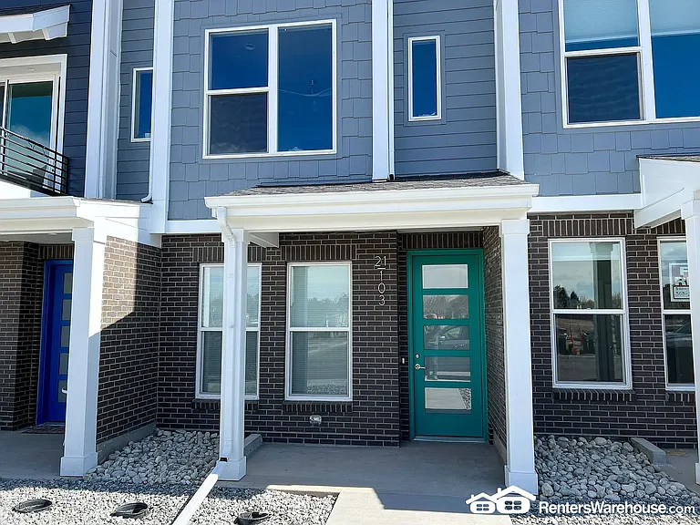 888 S Valentia St — Photo 2