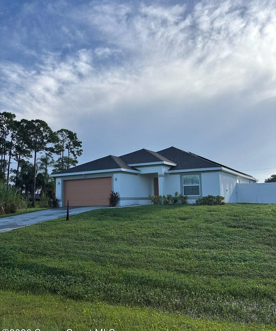 3 bed, 2.0 bath, 1845 sqft, $2,395 — Photo 2