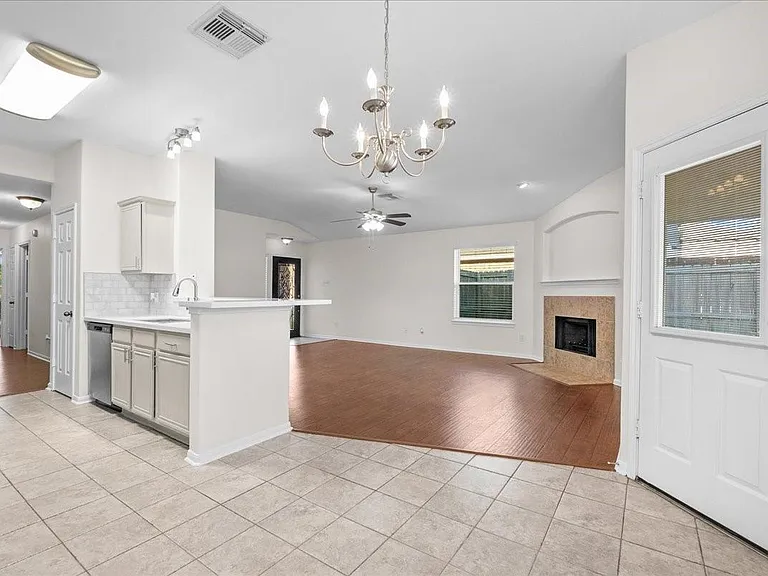 202 Pebble Walk Ln — Photo 8