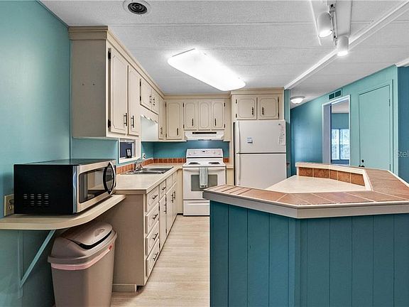 5th image of 221 Aspen Cir