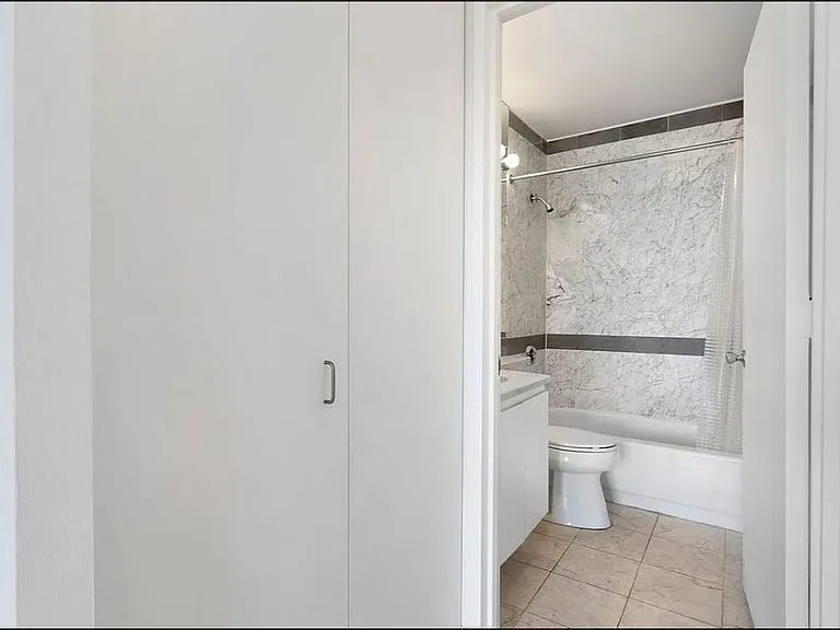 500 W 43rd St #7A — Photo 4