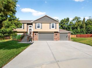 3412 NW 50th St, Riverside, MO 64150