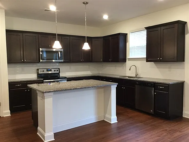 5 bed, 3.0 bath, 2847 sqft, $3,040 — Photo 3