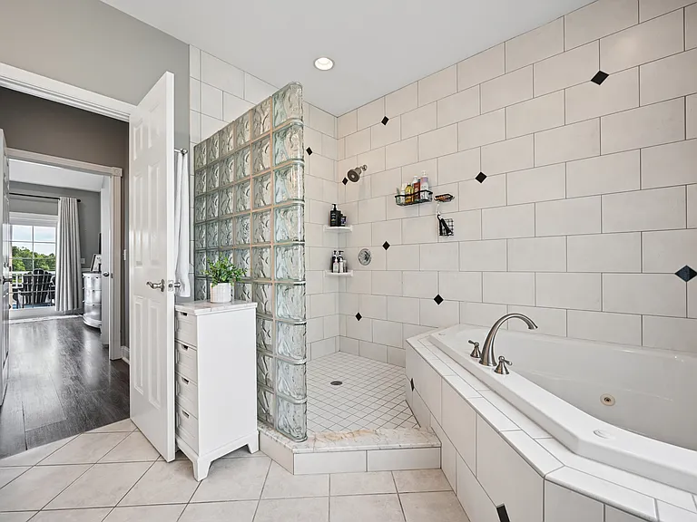 135 Harbour Pointe Dr — Photo 16