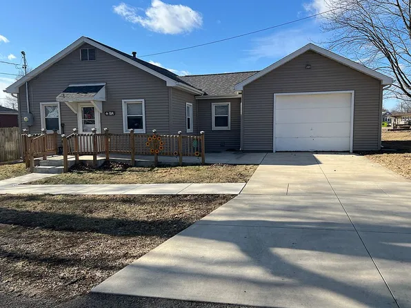 104 N White St, Mackinaw, IL 61755