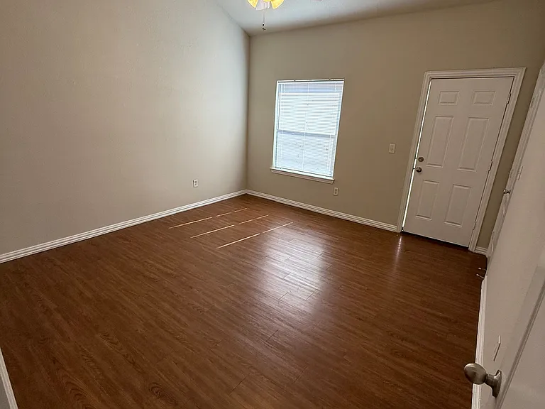 939 Sylvia St — Photo 2