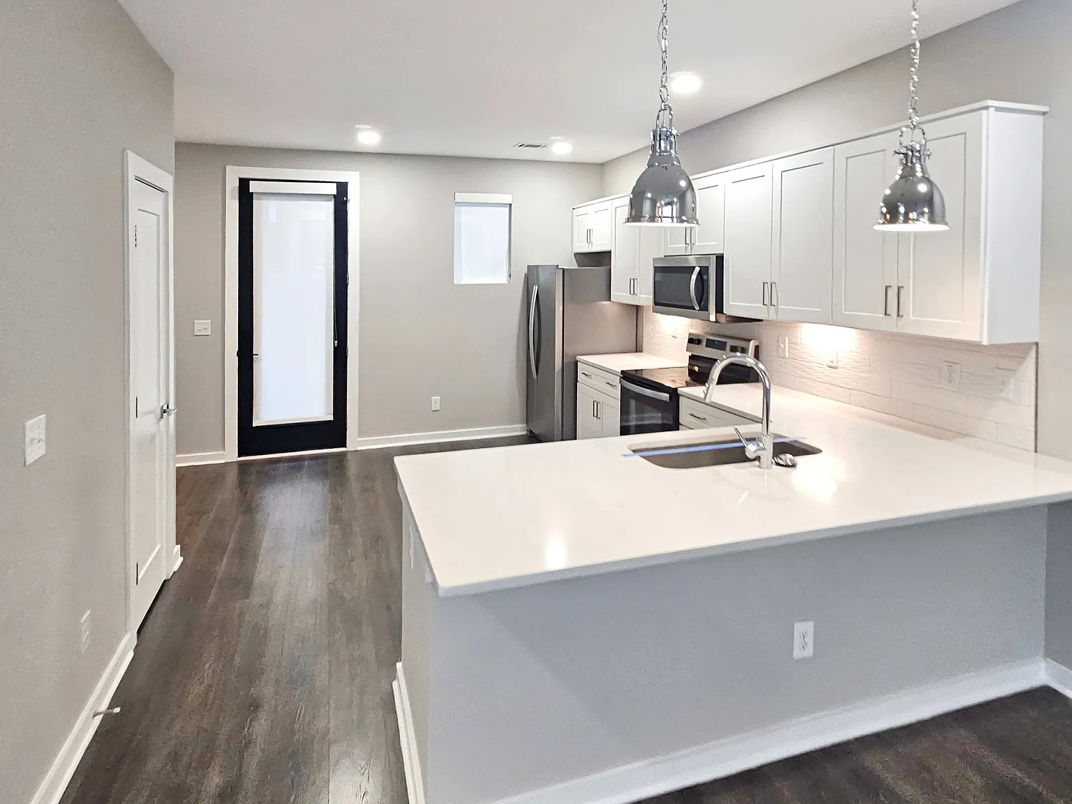 3 bed, 2.5 bath, 1309 sqft, $1,640 — Photo 2
