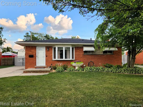 15622 Chestnut St, Roseville, MI 48066