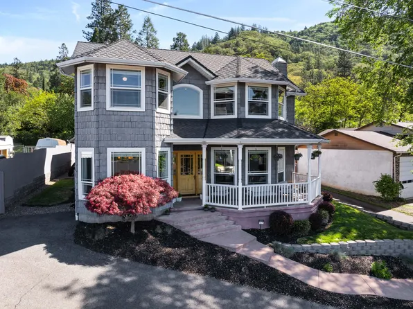 1679 NE Terrace Dr, Grants Pass, OR 97526