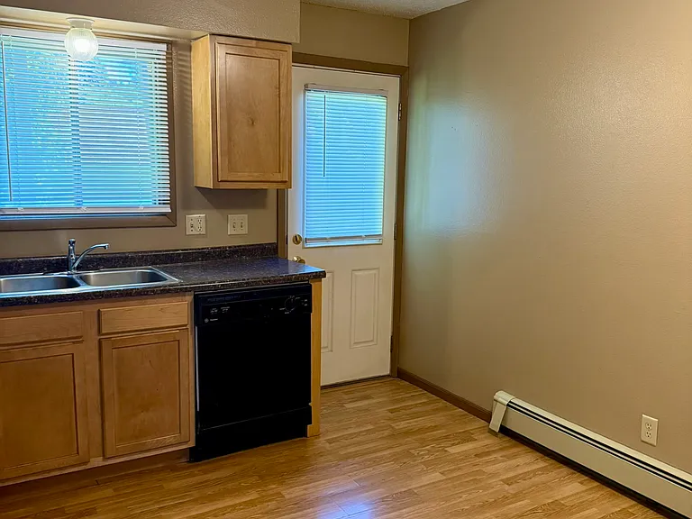 618 N Dodge St #4 — Photo 4