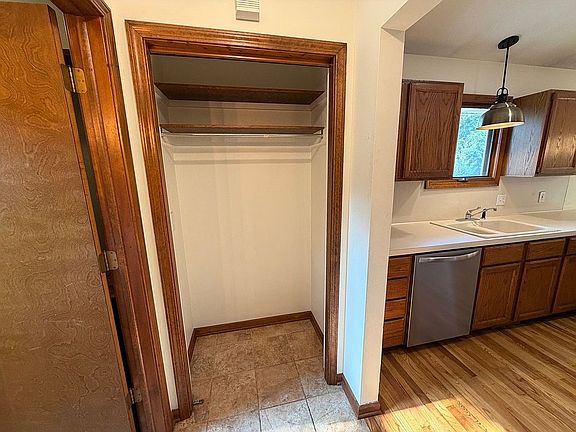2nd image of 4785 Wellington St