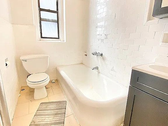 5th image of 530 Parkside Ave APT 4L