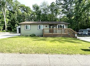 306 Harpham St, Commerce Township, MI 48382