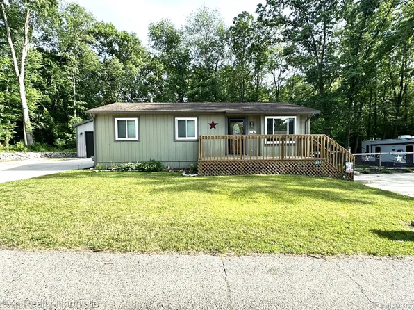 306 Harpham St, Commerce Township, MI 48382