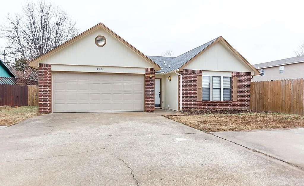 3 bed, 1300 sqft, $1,595 — Photo 1