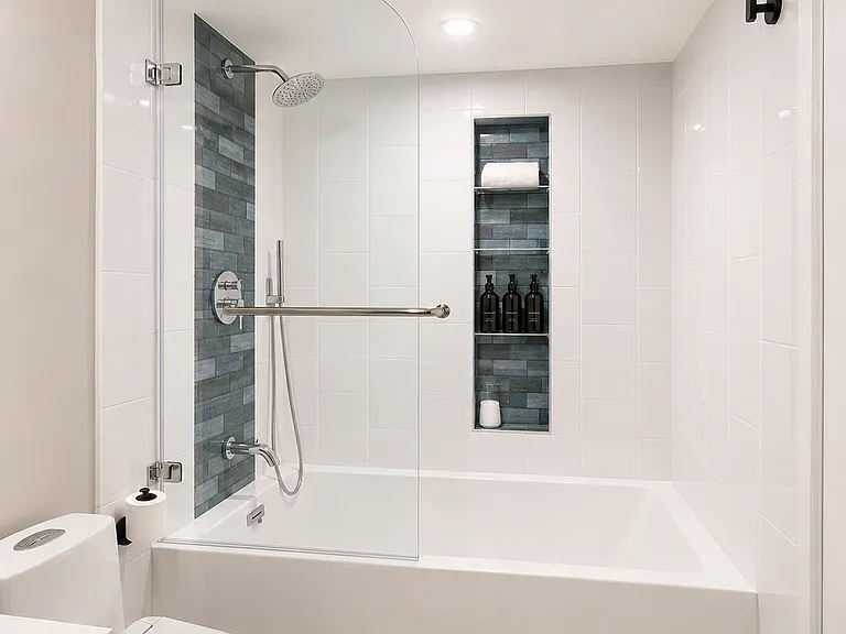 Guest suite full bath - newly remolded with deep
soaking tub