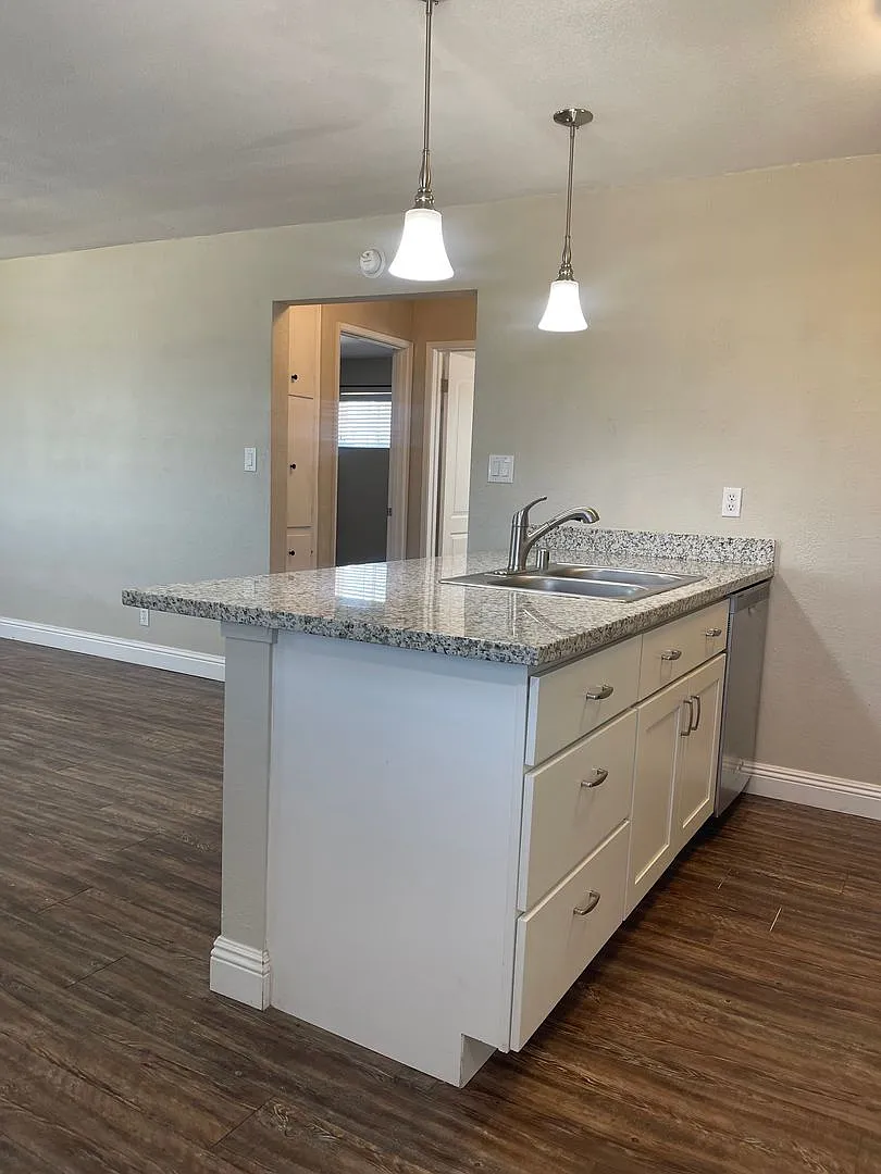 590-596 Iris Drive — Photo 3
