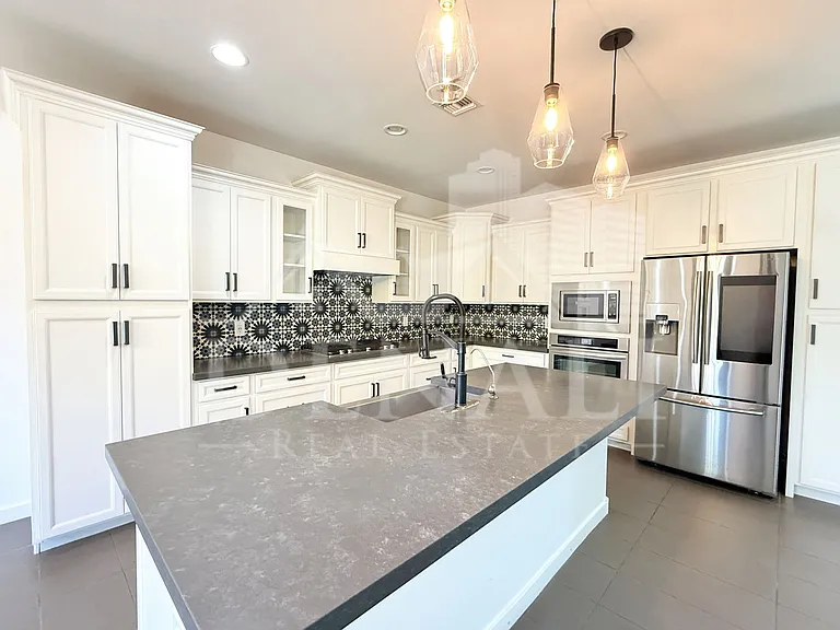 1729 W Myrna Ln — Photo 6