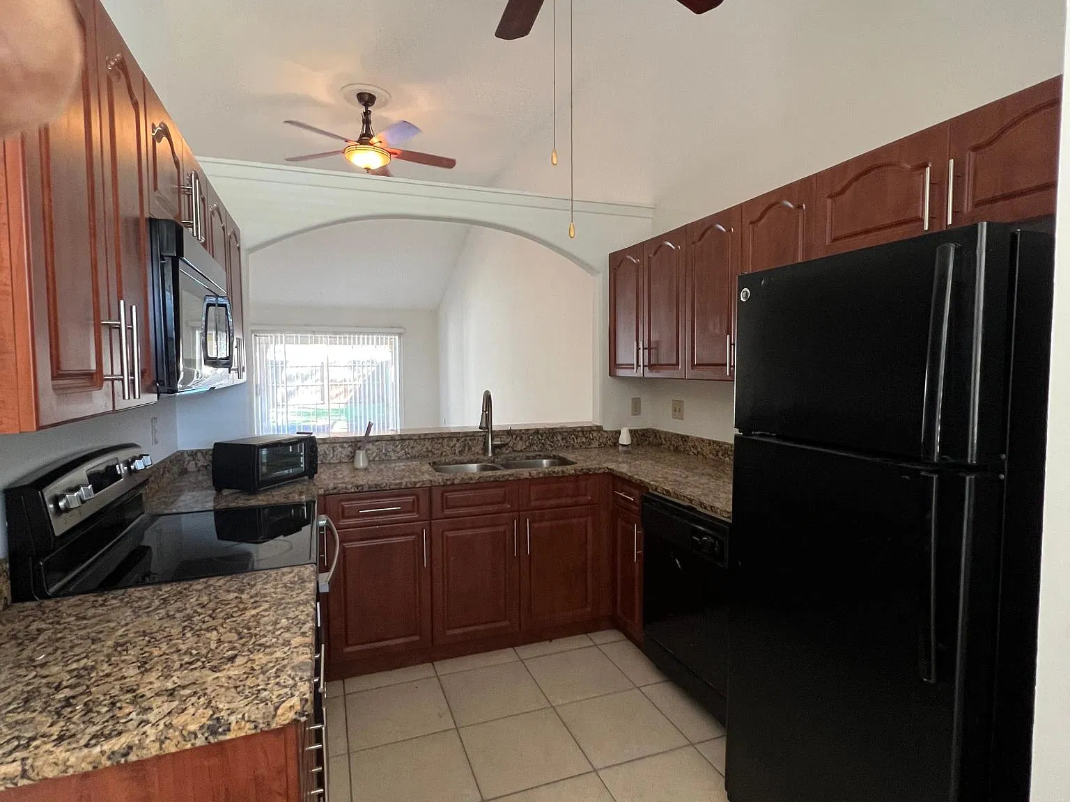 3 bed, 1287 sqft, $2,100 — Photo 3