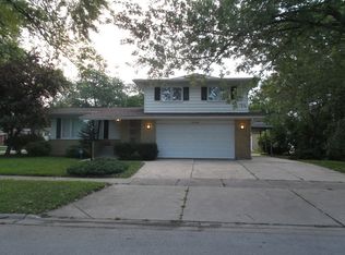 930 W Westwood Dr, Glenwood, IL 60425
