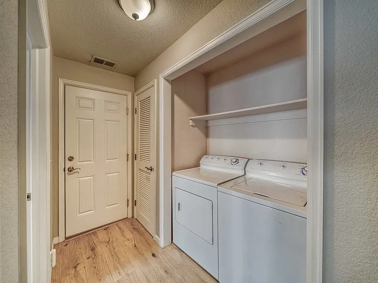 105 M And M Ln #2B — Photo 23