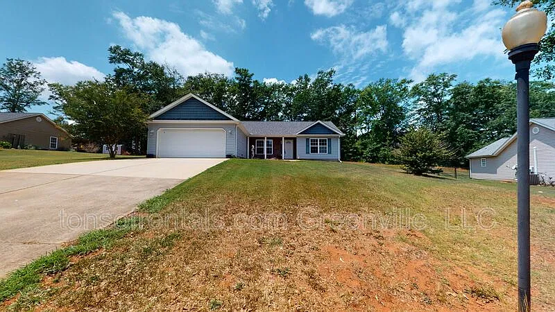 3 bed, 2.0 bath, 1492 sqft, $1,350 — Photo 1