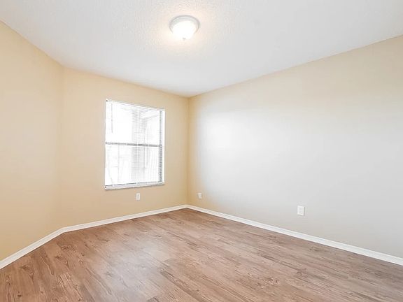 3rd image of 221 Lakebreeze Cir
