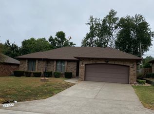1521 E Powell St, Springfield, MO 65804