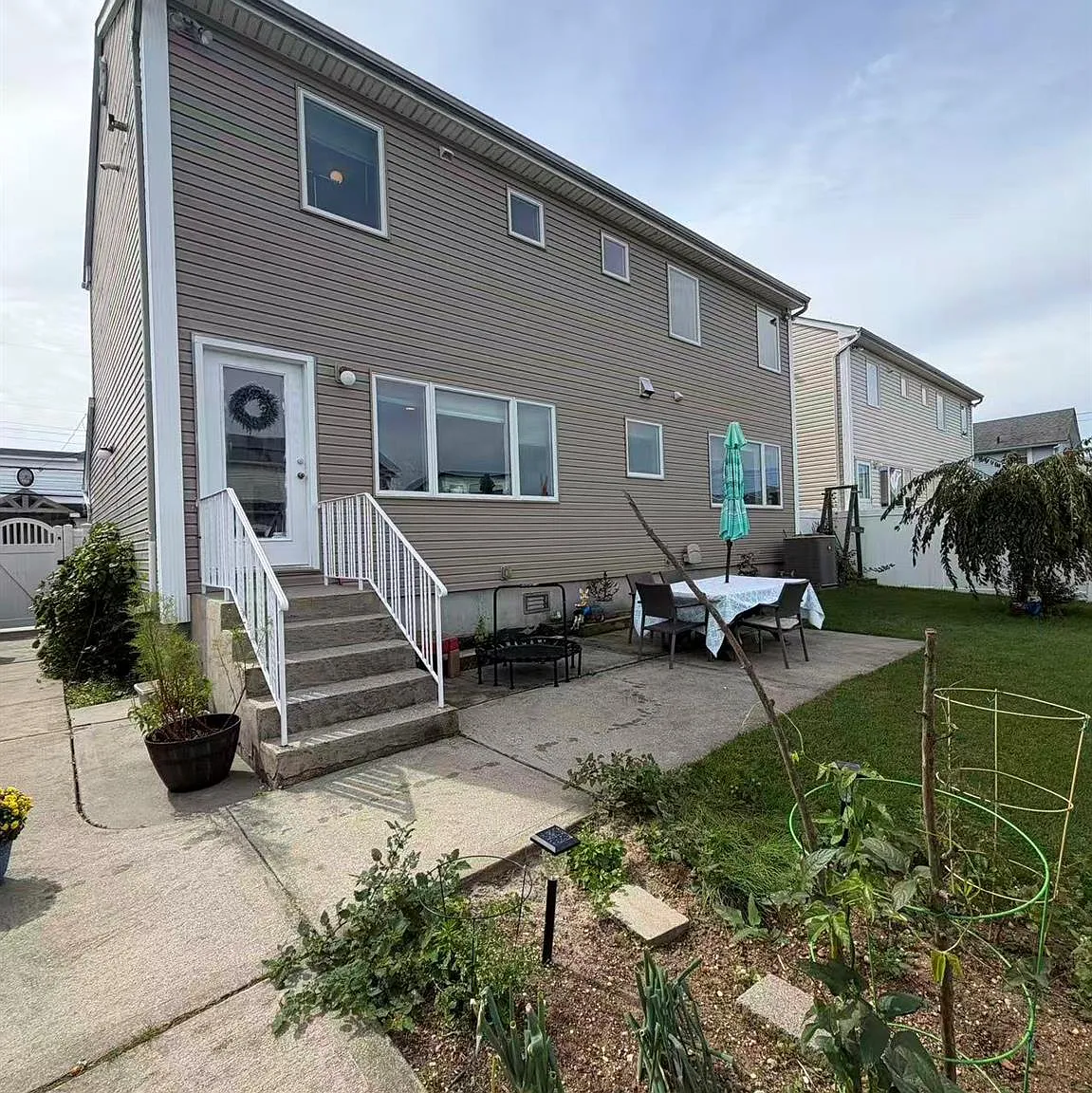 4 bed, 2.5 bath, 2058 sqft, $5,600 — Photo 2