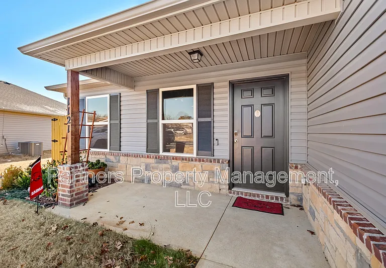 1121 E Sparrow Cir — Photo 1
