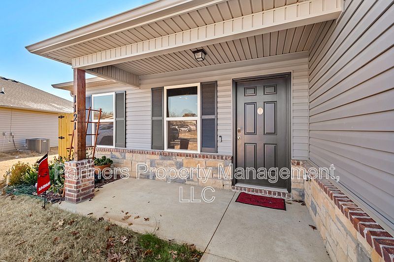 1st image of 1121 E Sparrow Cir