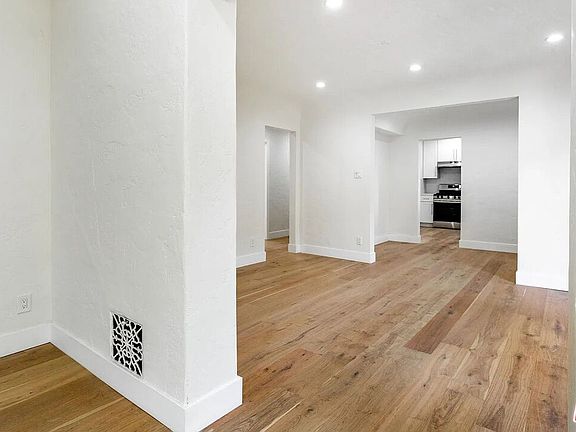 4th image of 452 S Roxbury Dr #452