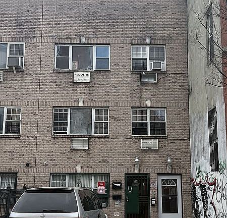 3rd image of 556 Hart St