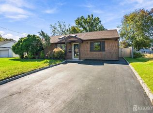 12 Knollwood Rd E, Edison, NJ 08817