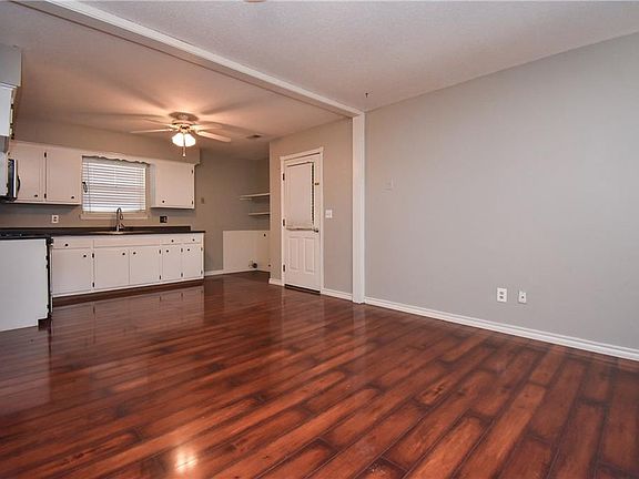 3rd image of 1219 W Wood St